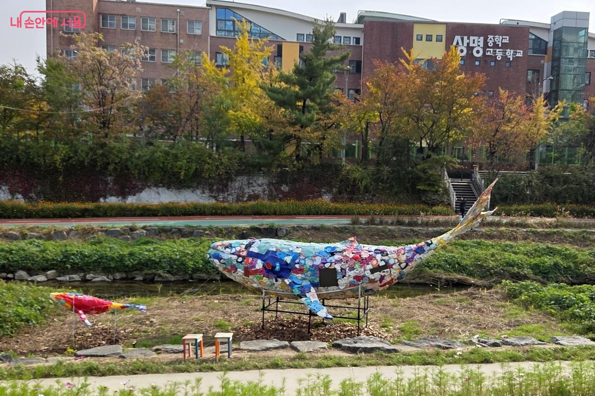 당현천 산책로를 따라  아트 조명 작품 30점이 펼쳐진다. ©김미선