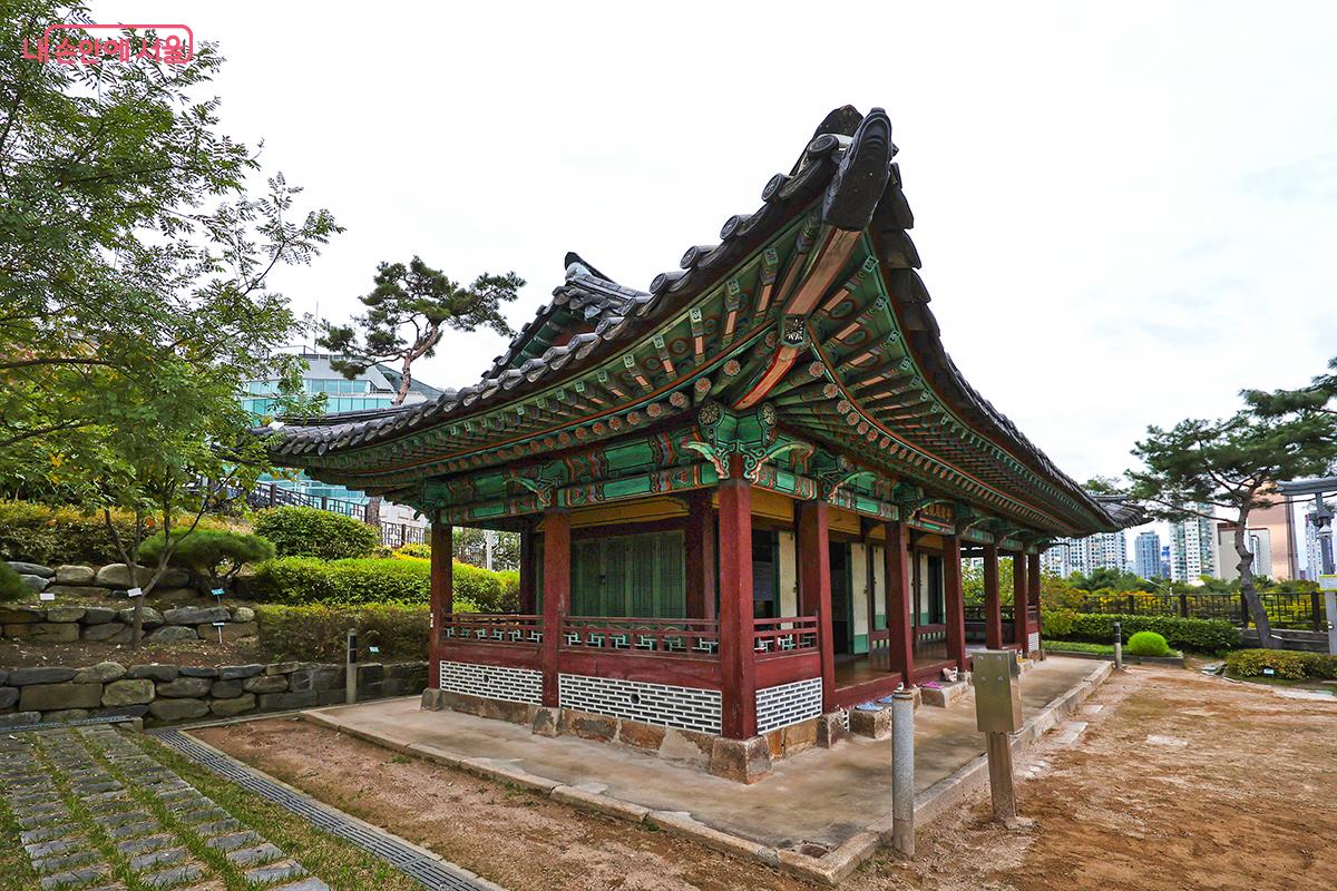 조선 22대 정조가 아버지 사도세자의 능을 방문할 때 쉬어가던 ‘용양봉저정’ ©김주연