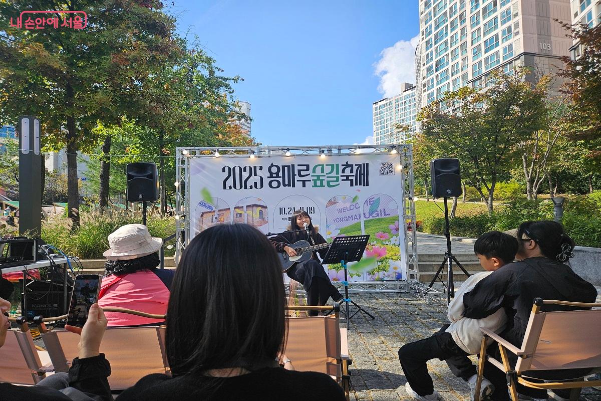 잠시 앉아서 버스킹 공연을 감상했다. ©김진호