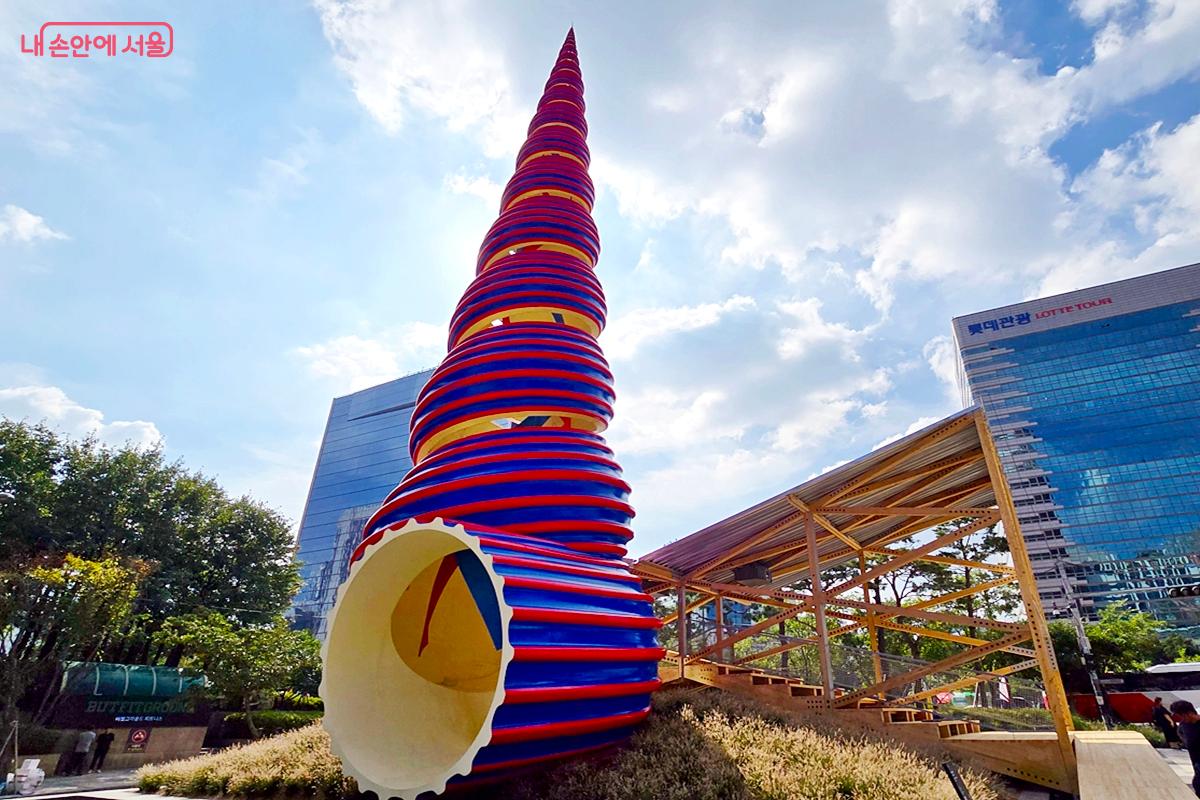 청계광장에 우뚝 솟은 조형물 '스프링'과 친환경 목재의 작품 '커넥천 파빌리온' ©김윤경