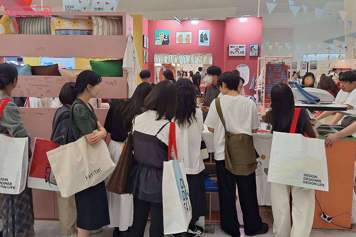 '아에이오우(Aeiou)'는 기본 모음이 자음을 만나 다양한 단어를 만들어내듯 기본에 충실하면서도 독창적인 디자인을 자랑한다. ©이혜숙