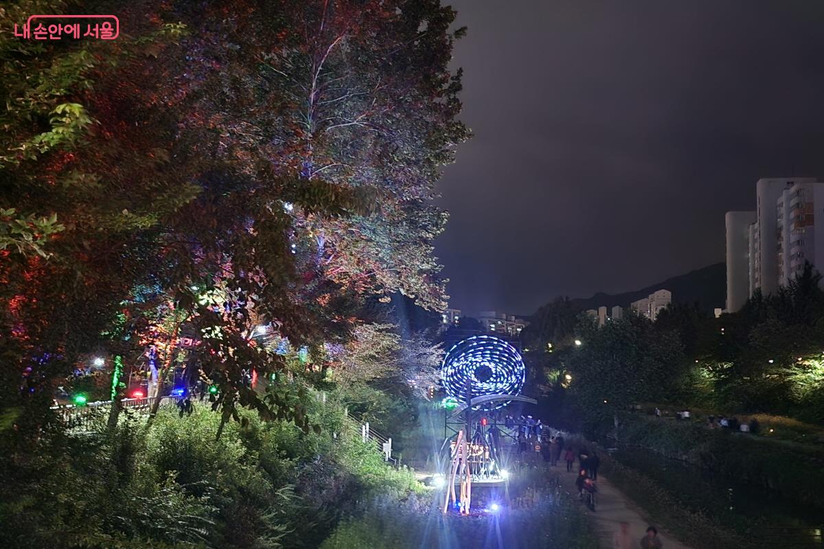 대만 작가팀과 대형 설치작품 &lsquo;Infinity Nowon&rsquo;을 선보였다. &copy;염지연