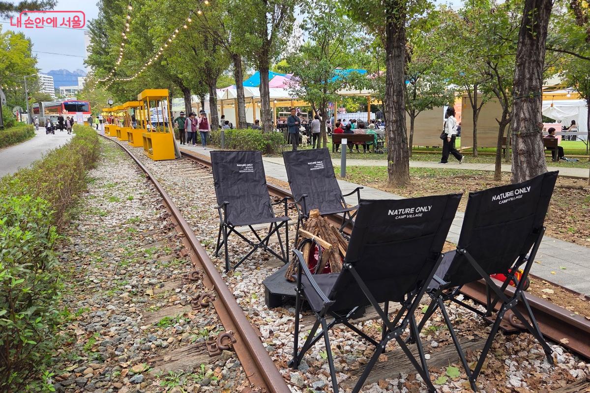 경춘스테이션을 중심으로 양쪽으로 ‘읽어보길’ 코너가 마련됐다. ©김미선