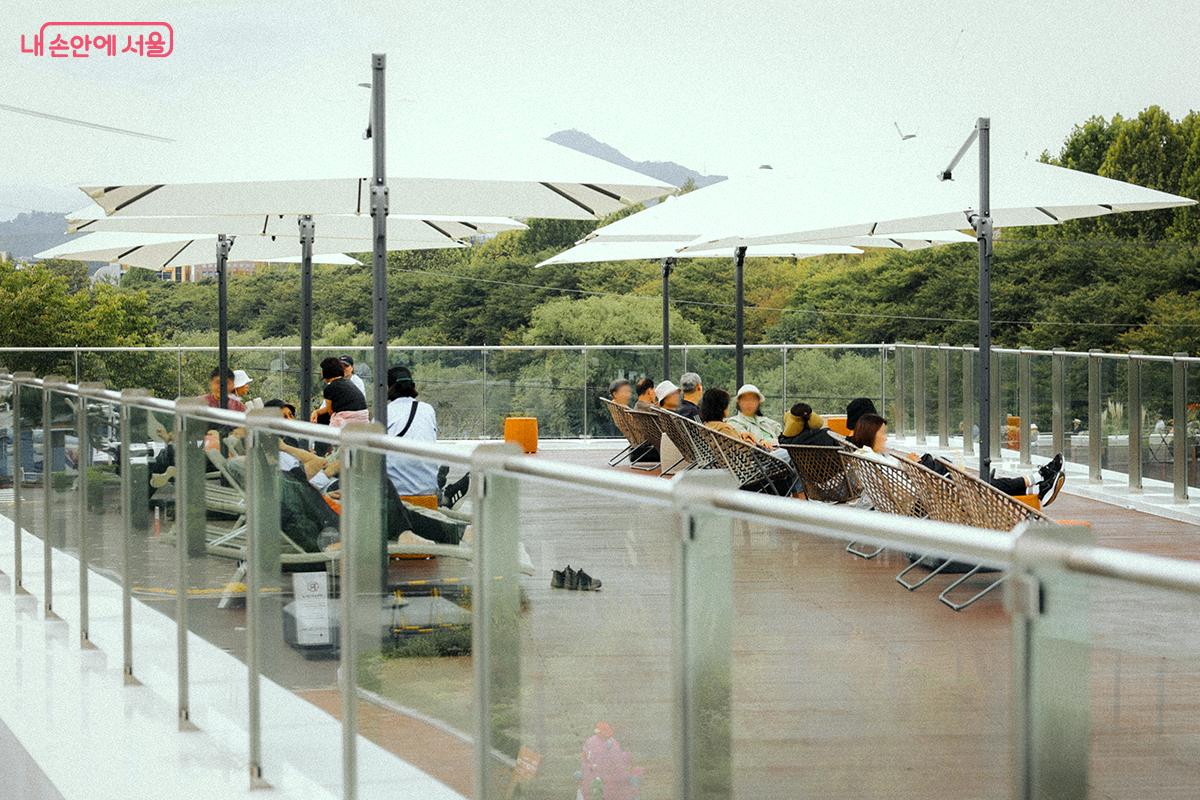 시민들은 옥상에 마련된 일광욕 의자에 앉아 휴식을 취하거나 담소를 나눈다. ©김아름