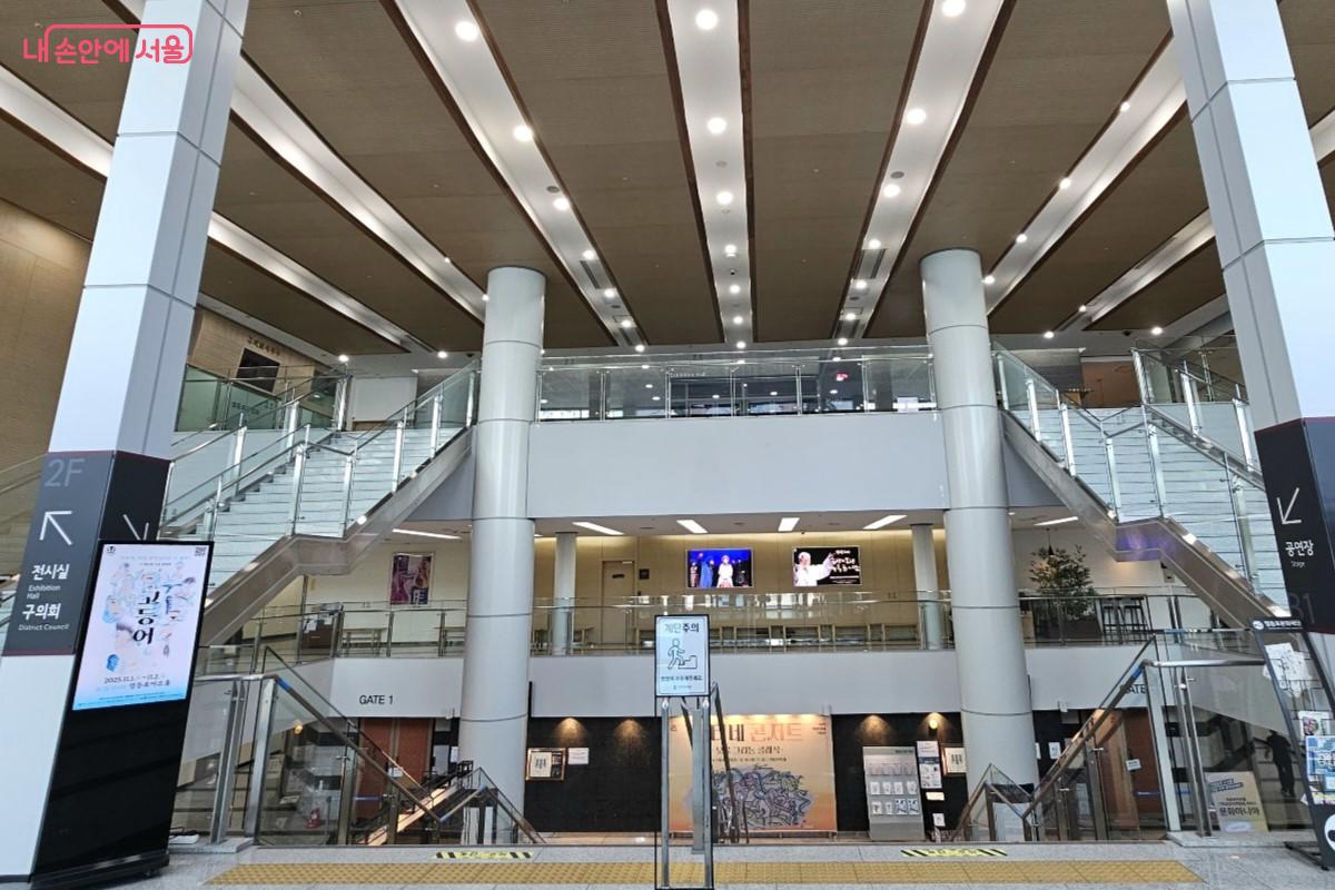 영등포아트홀 내부 정면 전경  &copy;최정윤