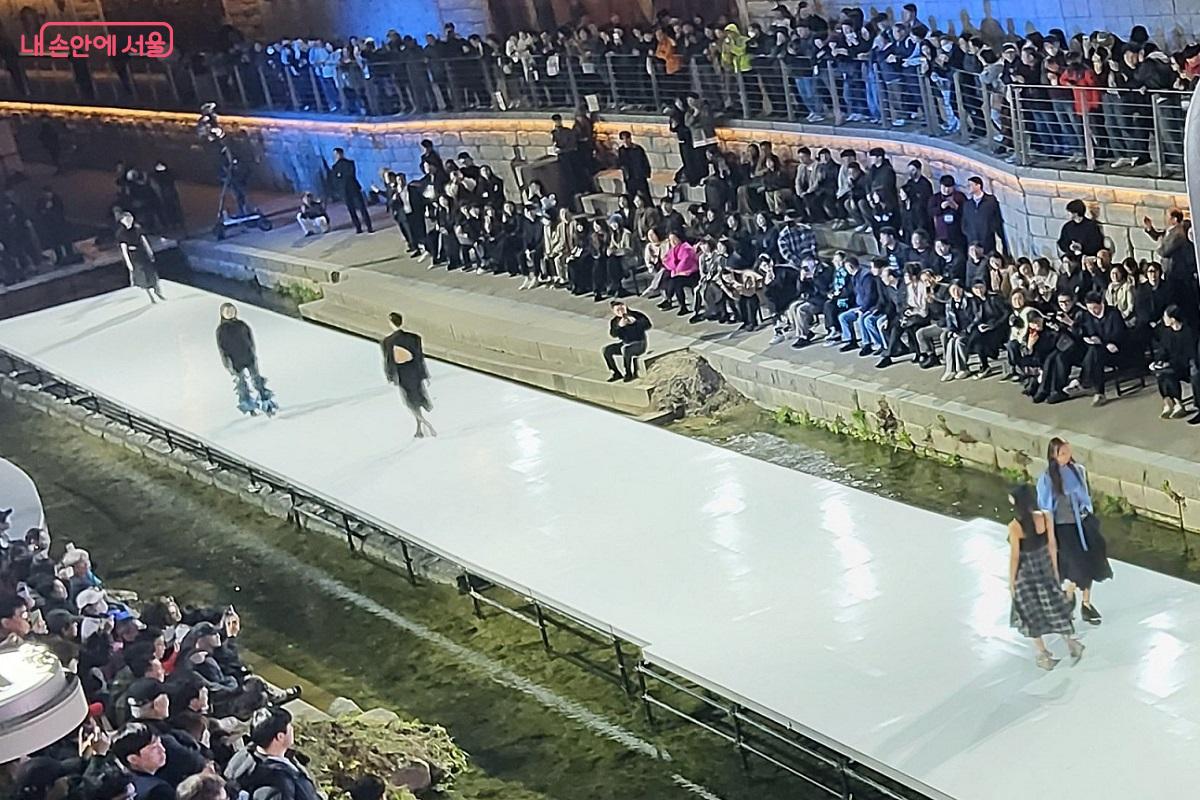 점등식의 하이라이트인 청계천 하부에서 펼쳐진 ‘패션쇼 ’Starry Night’ ©이상돈