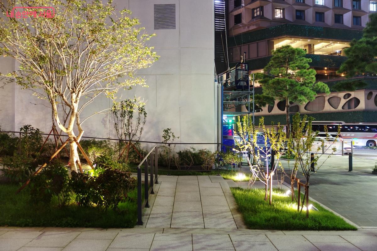 펜스와 담장이 설치되어 있던 정문 일대가 열린 정원으로 시민들에게 개방됐다. ©임중빈