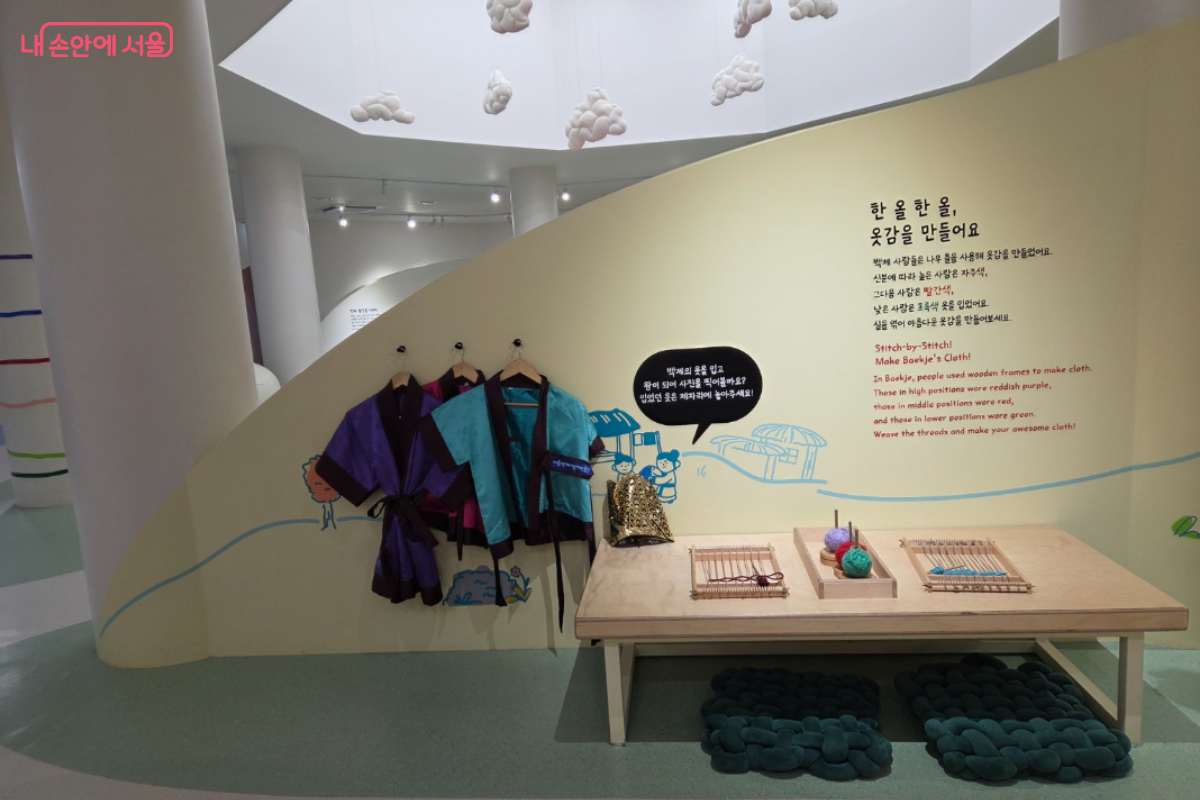 도구를 이용해 옷감을 짜는 체험 ⓒ김가현