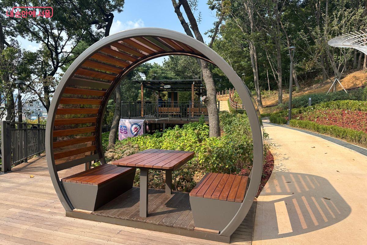 다양한 모양의 벤치에서 휴식을 취할 수 있다. ©김재형