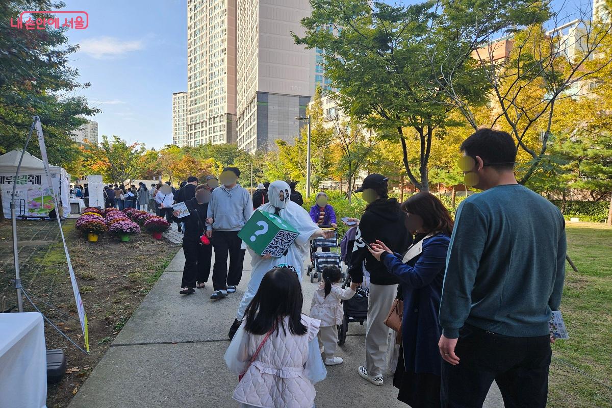 물음표맨의 QR코드 추격에 성공한 시민들이 경품 티켓을 받고 있다. ©김진호
