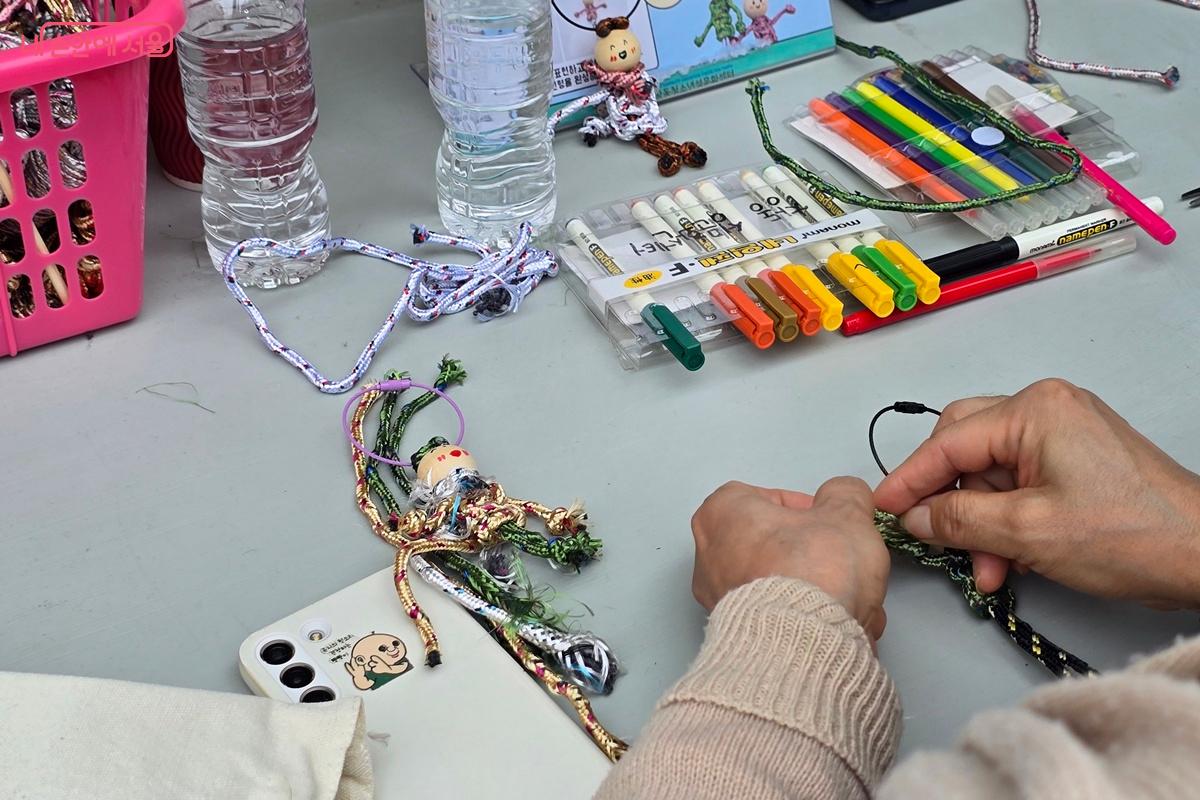 서울시 청소년성문화센터 ‘평등 부적 키링 만들기’ 체험 모습 ©조성희