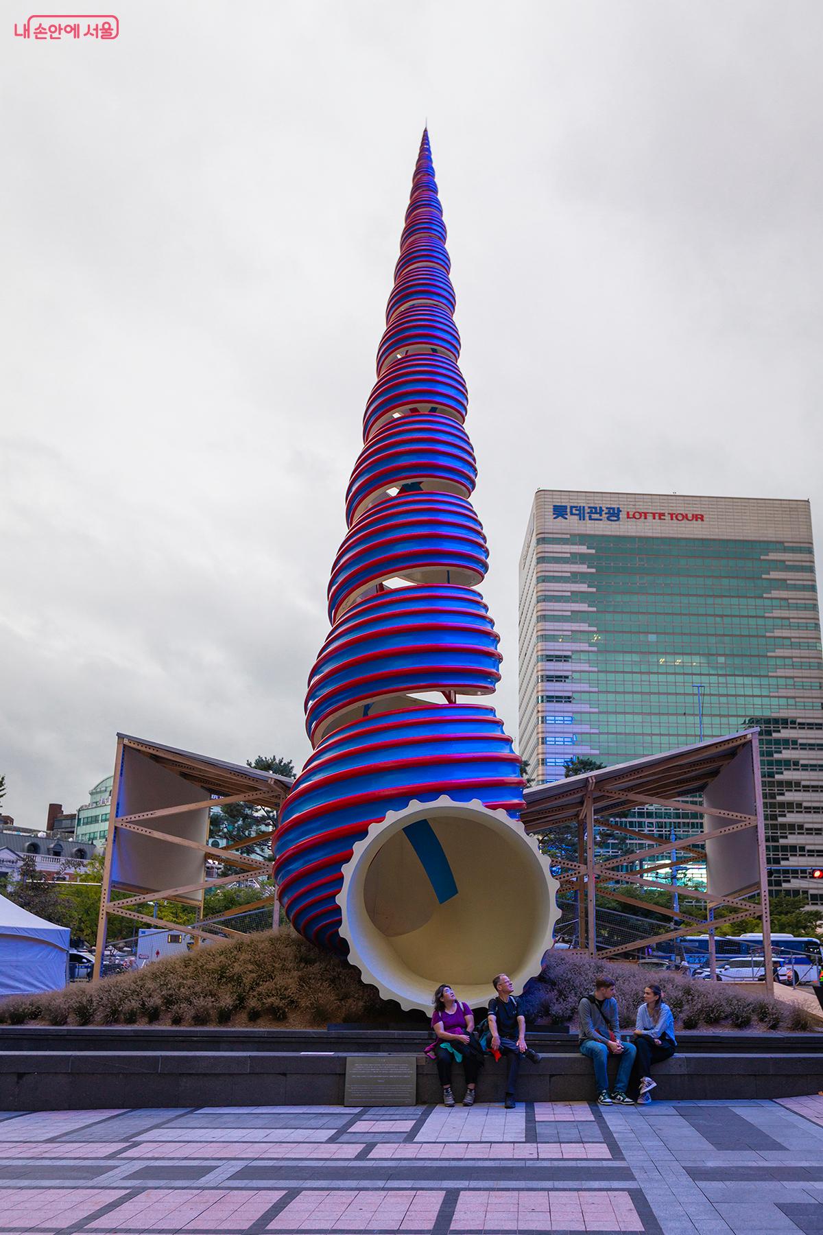 도심을 뚫고 솟은 나선의 외침, 서울의 심장에 예술이 말을 건다. ©문청야