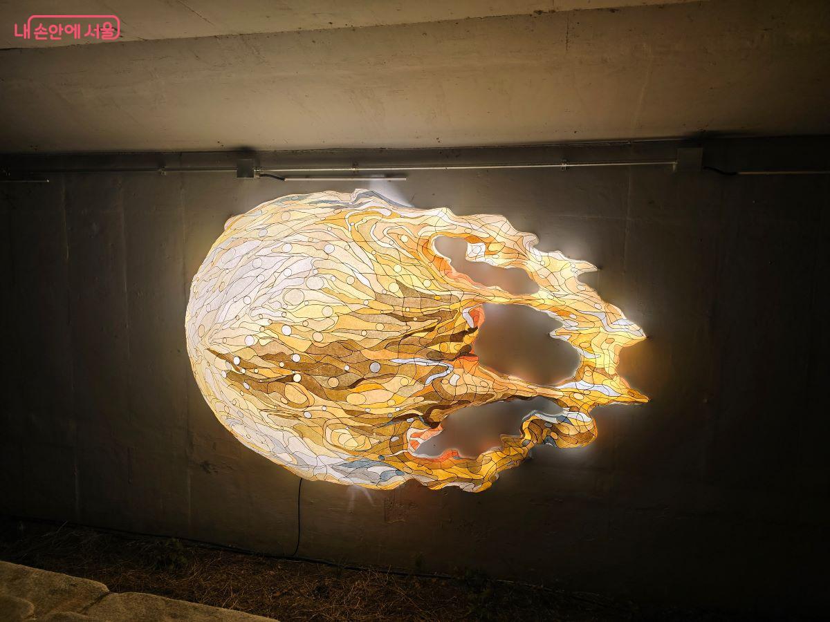 전스튜디오의 한지 공예 작품 <어제 본 달> ©김한기