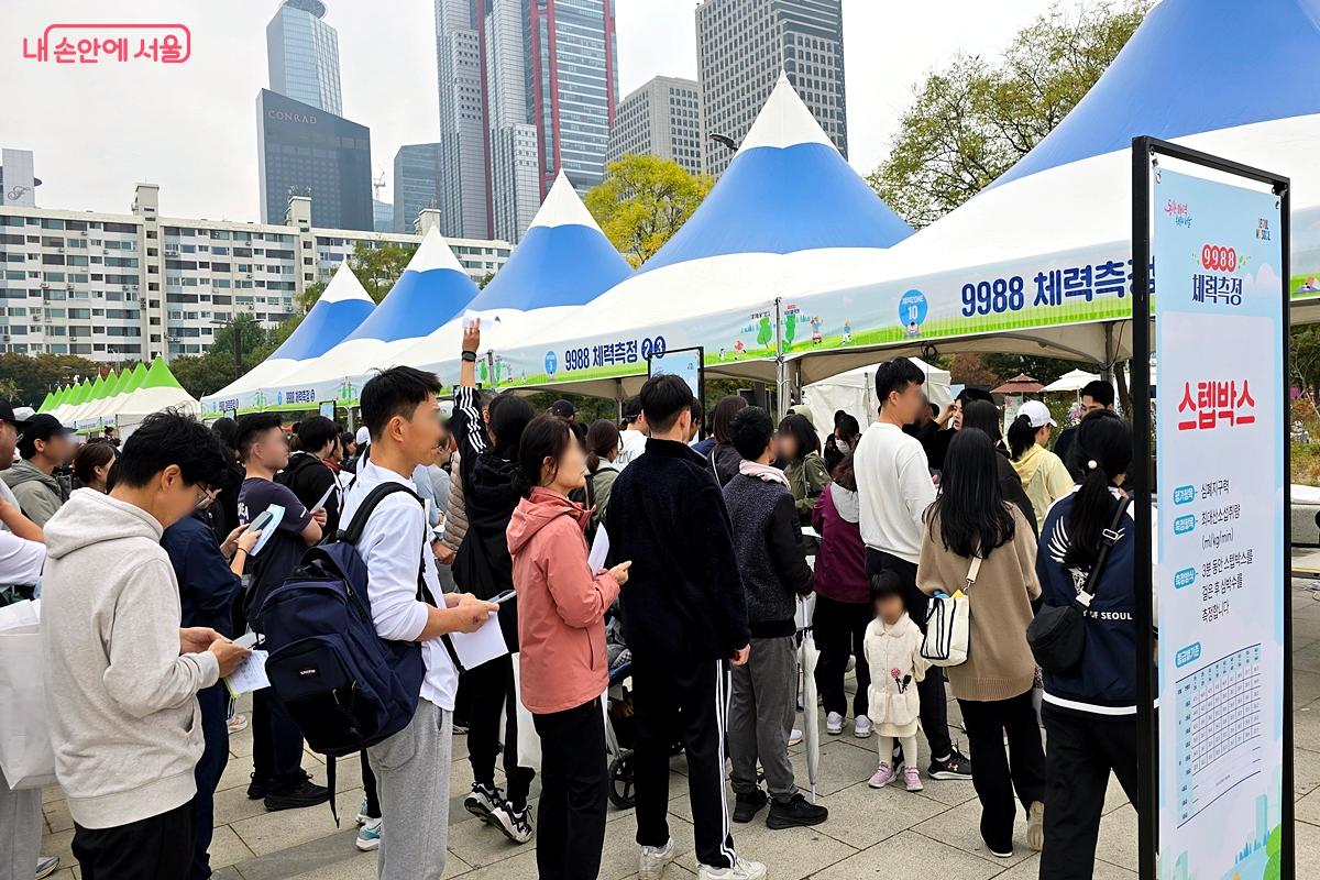 체력 인증을 받기 위해 줄 선 참가자들 ©김윤경