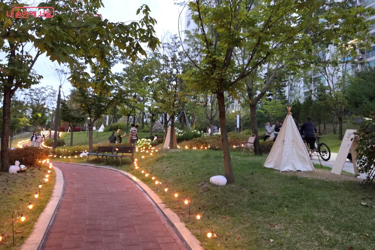 불이 켜진 연결의 산책로를 걸어가며 잠시 사색에 잠기기도 한다. ©김미선