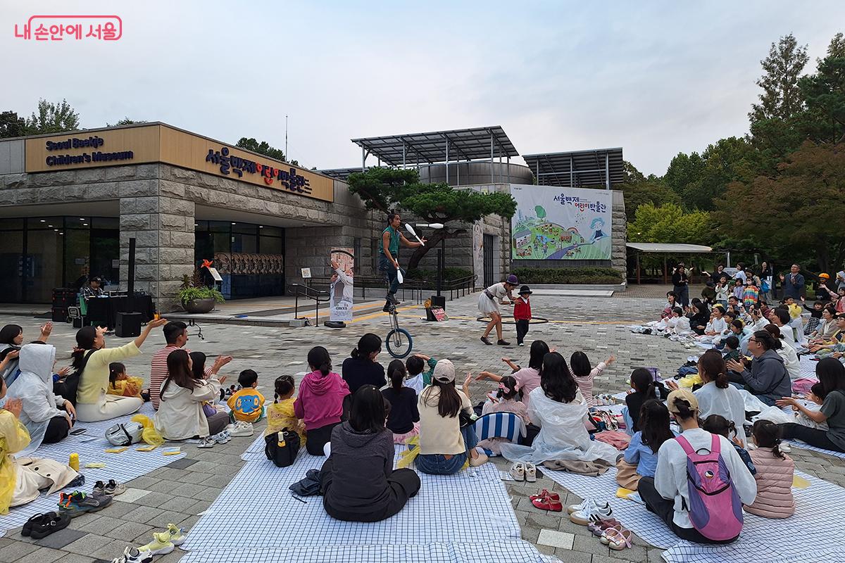 유머 넘치고 관객을 끌어들이는 능숙함은 마치 마법과도 같았다. ©정향선