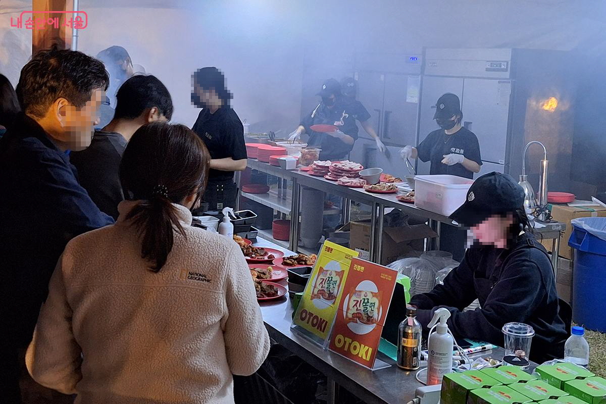 장작에 구운 통닭과 양념꼬치를 판매한 ‘남영탉’ ©백승훈