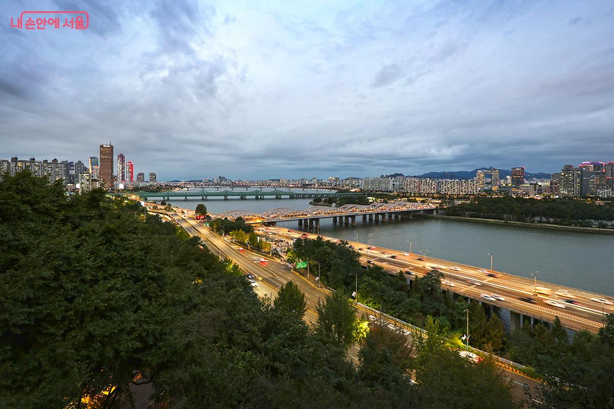 전망대에서 바라본 한강의 풍경이 아름답다. ©김주연