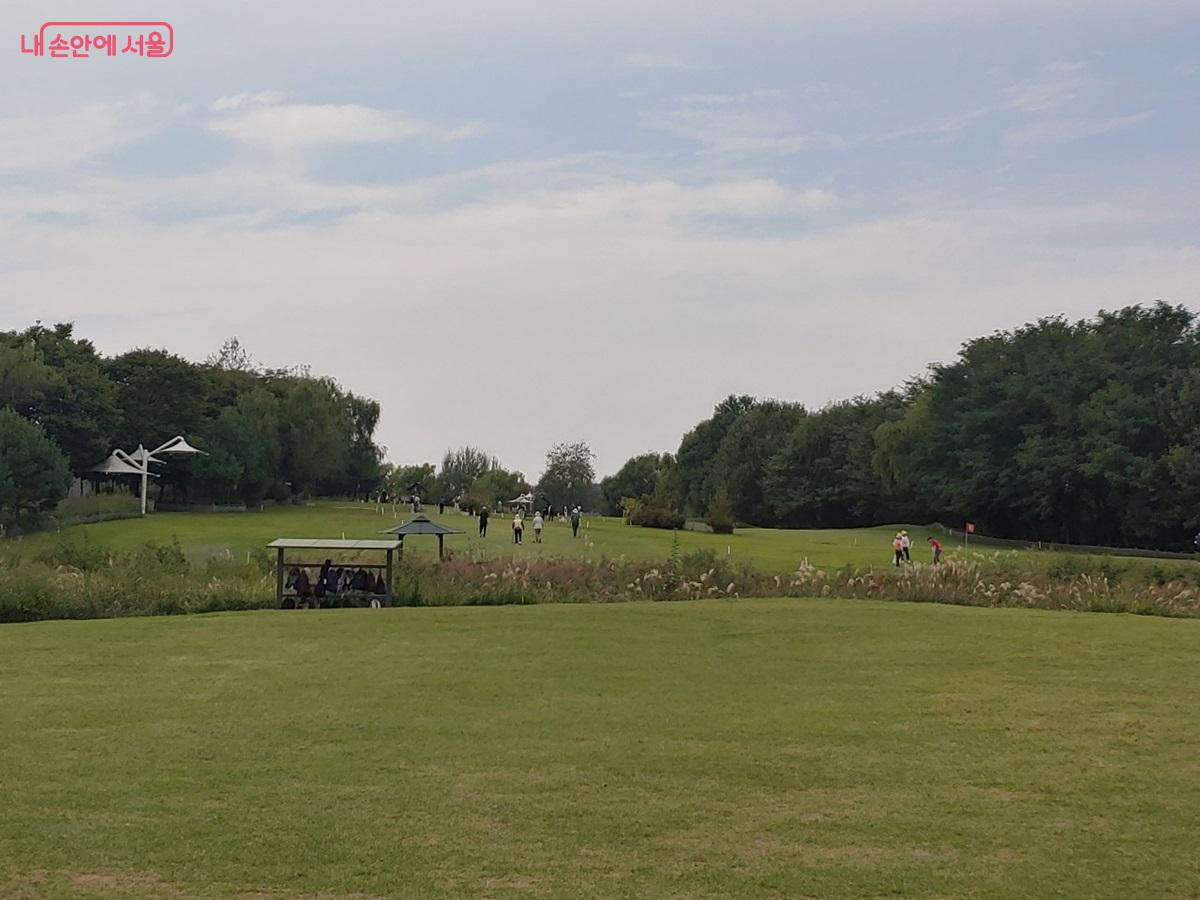 상암동 월드컵공원 노을공원파크골프장은 수려한 자연경관을 갖춘 뷰맛집이다. ©김병규