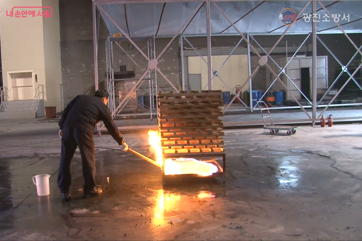 소화기의 소화능력은 우물 정자로 쌓은 나무 막대의 불을 끌 수 있는 정도로 측정한다. ©광진소방서