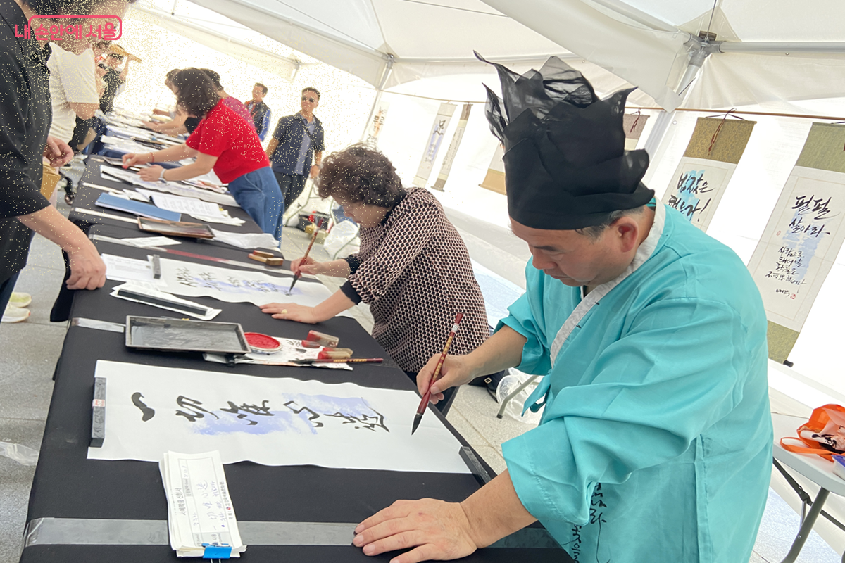 광화문광장 '빛모락 가을축제'에서 열린 ' 캘리그라피 체험' 부스 ⓒ 김경선