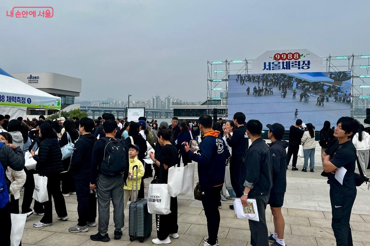 많은 시민들이 참여한 '9988 서울체력장' ©신혜민