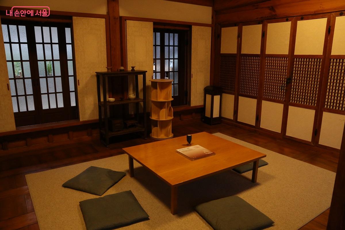 홍건익 한옥에 머물며 잠시 독서에 빠져 보자. ©허혜정