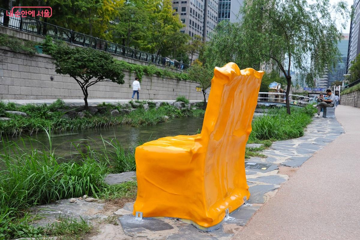 광통교와 광교 사이 좌안에 설치된 장승태 작가의 <기억의 자리> ©조수봉