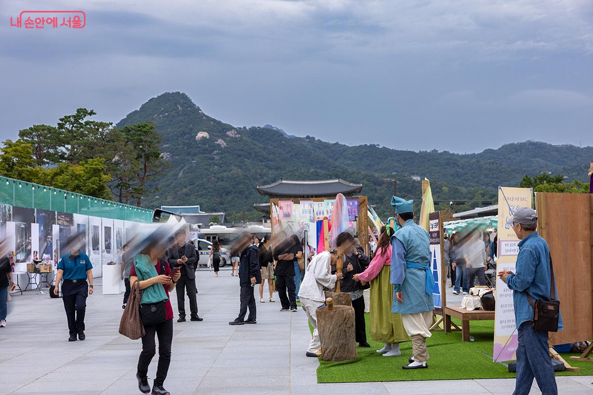 광화문광장에서 10월 17~18일 '2025 종로K축제'가 진행됐다. ⓒ장신자