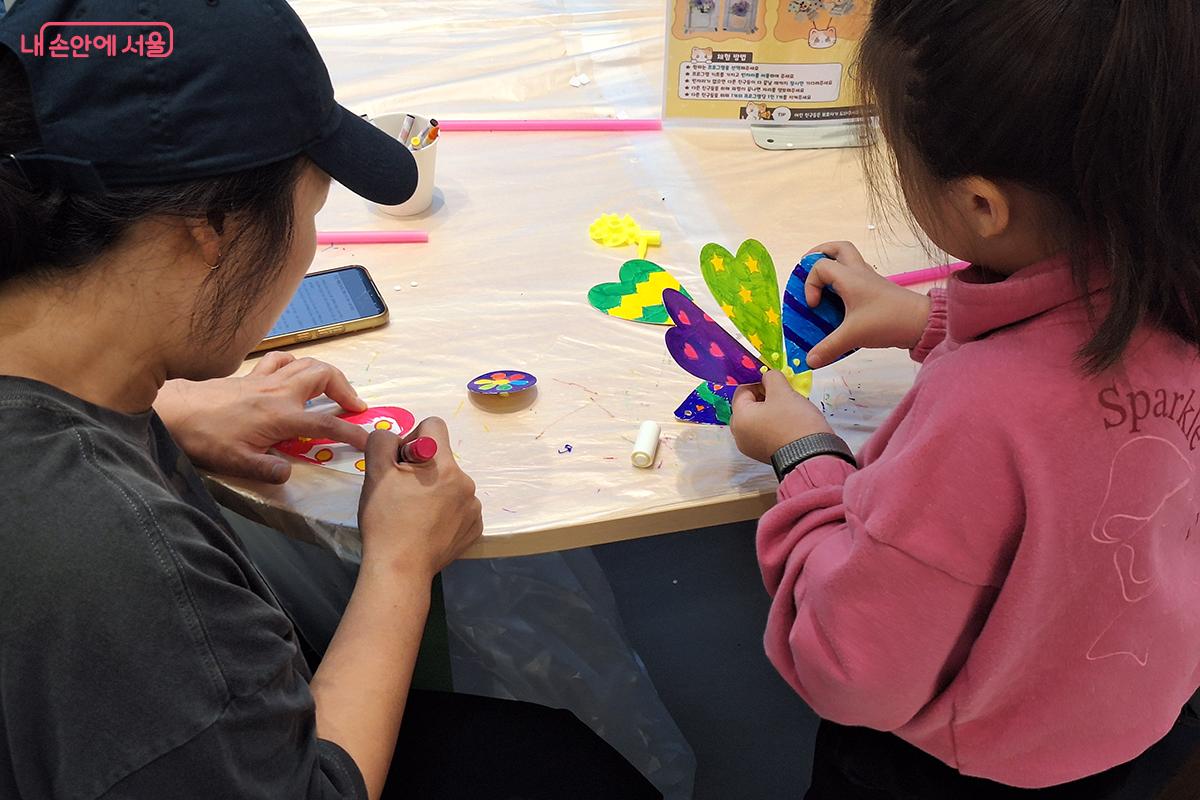 책쉼터에서 즐기는 다양한 체험 부스에서는 아이들과 어른들 모두 시간 가는 줄 모르고 체험에 빠져들었다. ©이혜숙