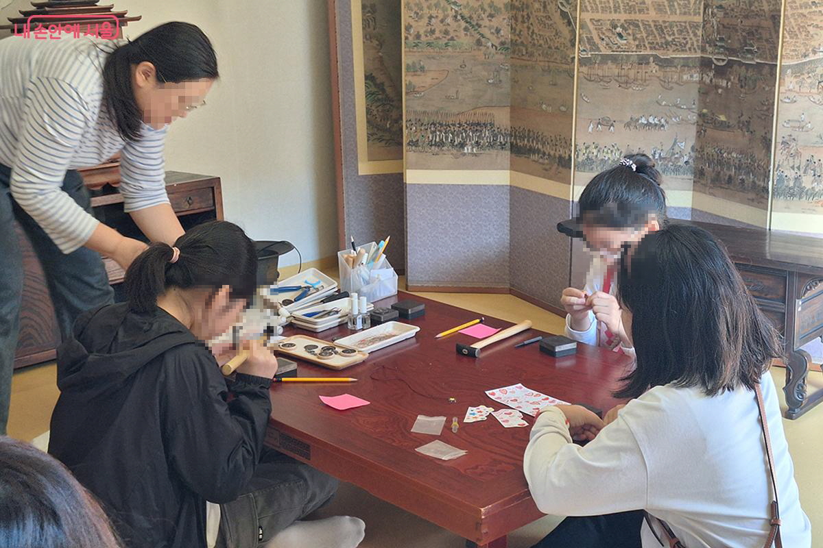 열쇠고리 만들기는 개성을 담은 소품을 직접 제작하는 창의적인 취미다. ©정향선