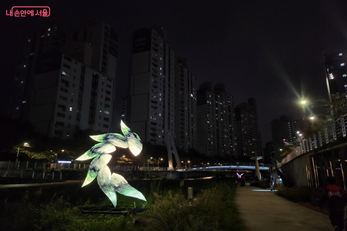 당현천을 배경으로 미디어아트와 함께 접목된 작품들이 펼쳐졌다. &copy;염지연