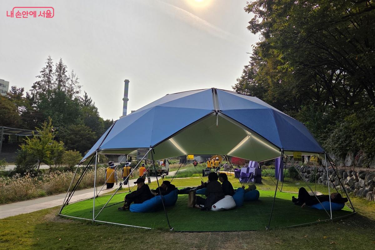 빈백에 누워 가을의 여유를 즐겨 보자. ©김미선