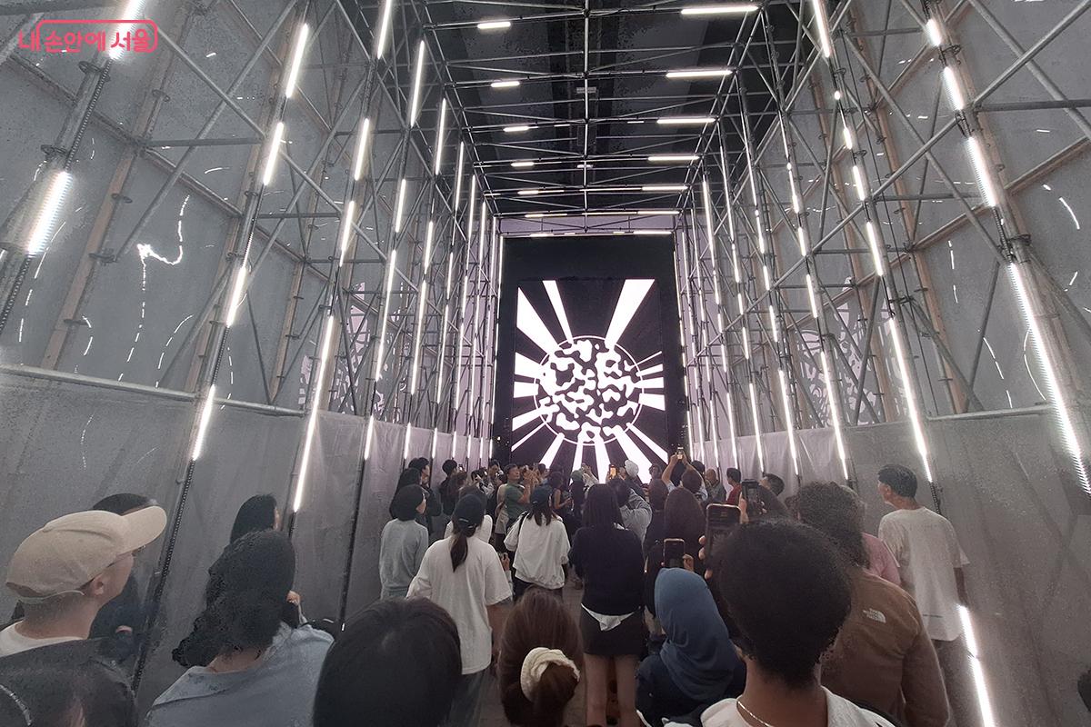 지하철이 지나가는 시간에 맞춰 펼쳐지는 레이저 터널의 화려함에 관람객 모두가 일제히 탄성을 내질렀다.