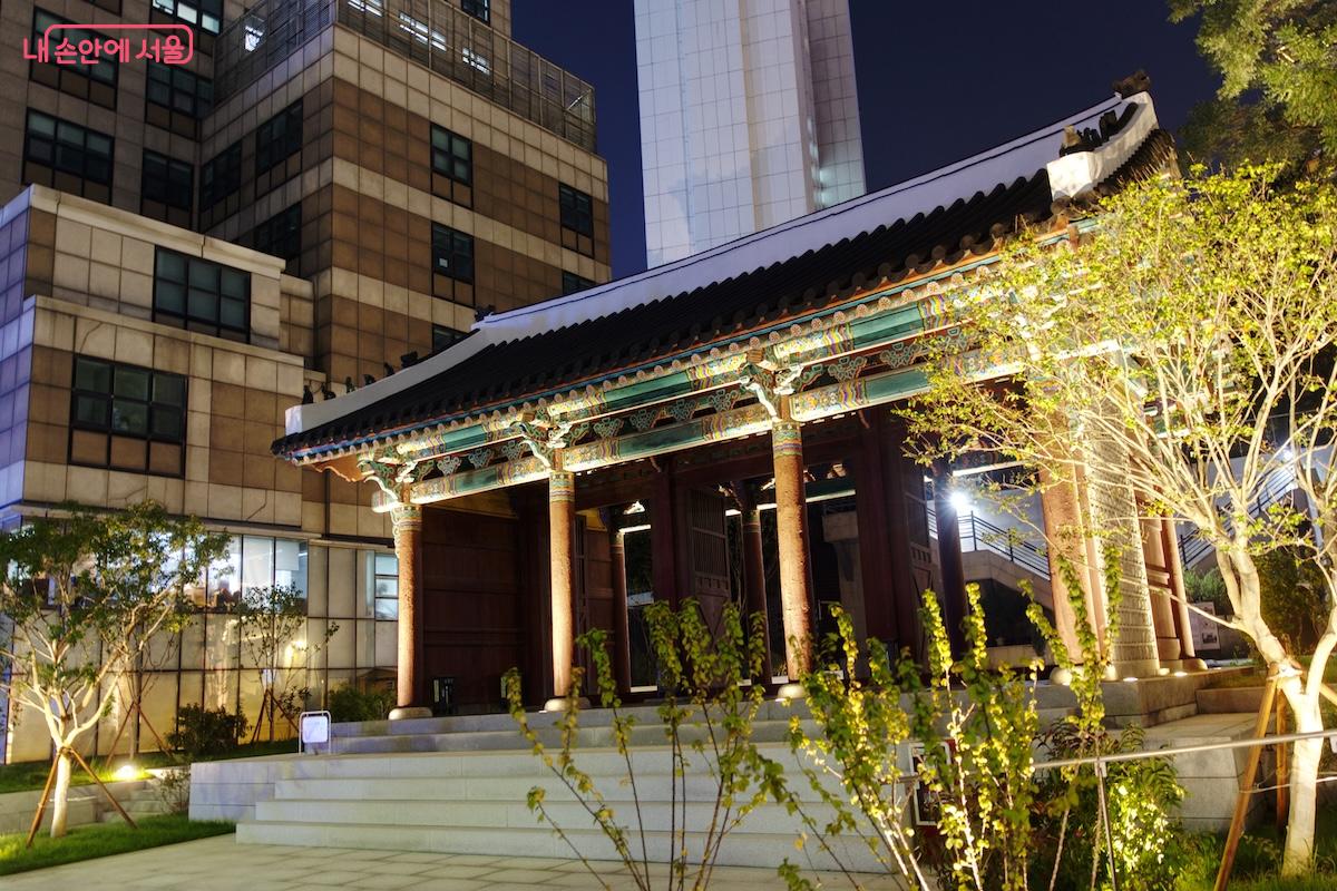 시청 주변의 좋은 역사적 명소이자 약속 장소로 활용될 것 같다. ©임중빈