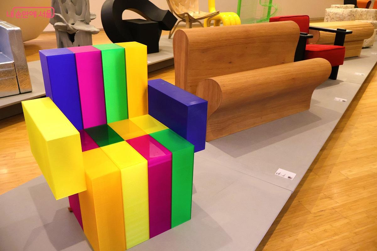 다채로운 색상과 소재, 형태의 의자들을 전시하고 있다. ©이봉덕