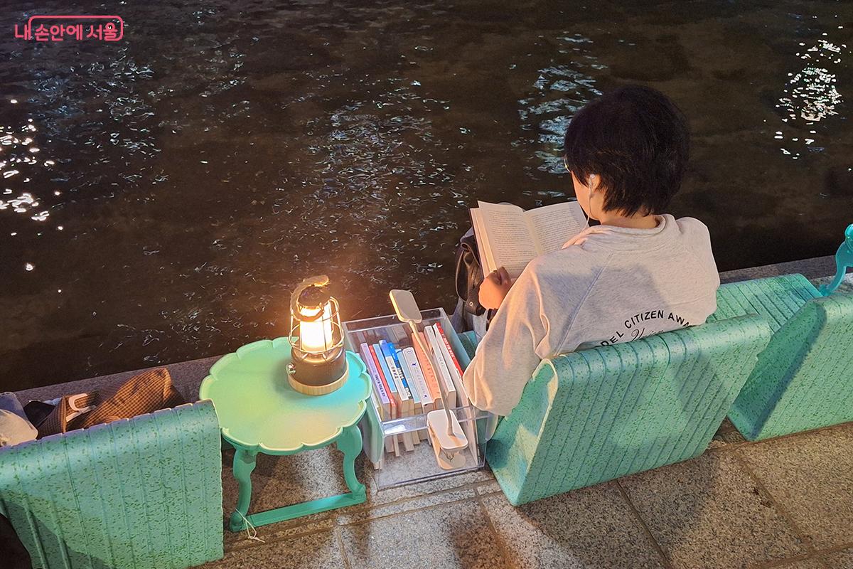 대여한 '북라이트'를 옆에 키고 독서를 즐기는 시민들의 모습 ©이혜숙