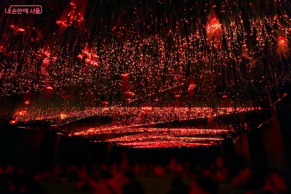 초원의 밤하늘을 연상케 하는 툰드라의 작품 <우리가 초원을 떠난날> ©이정민