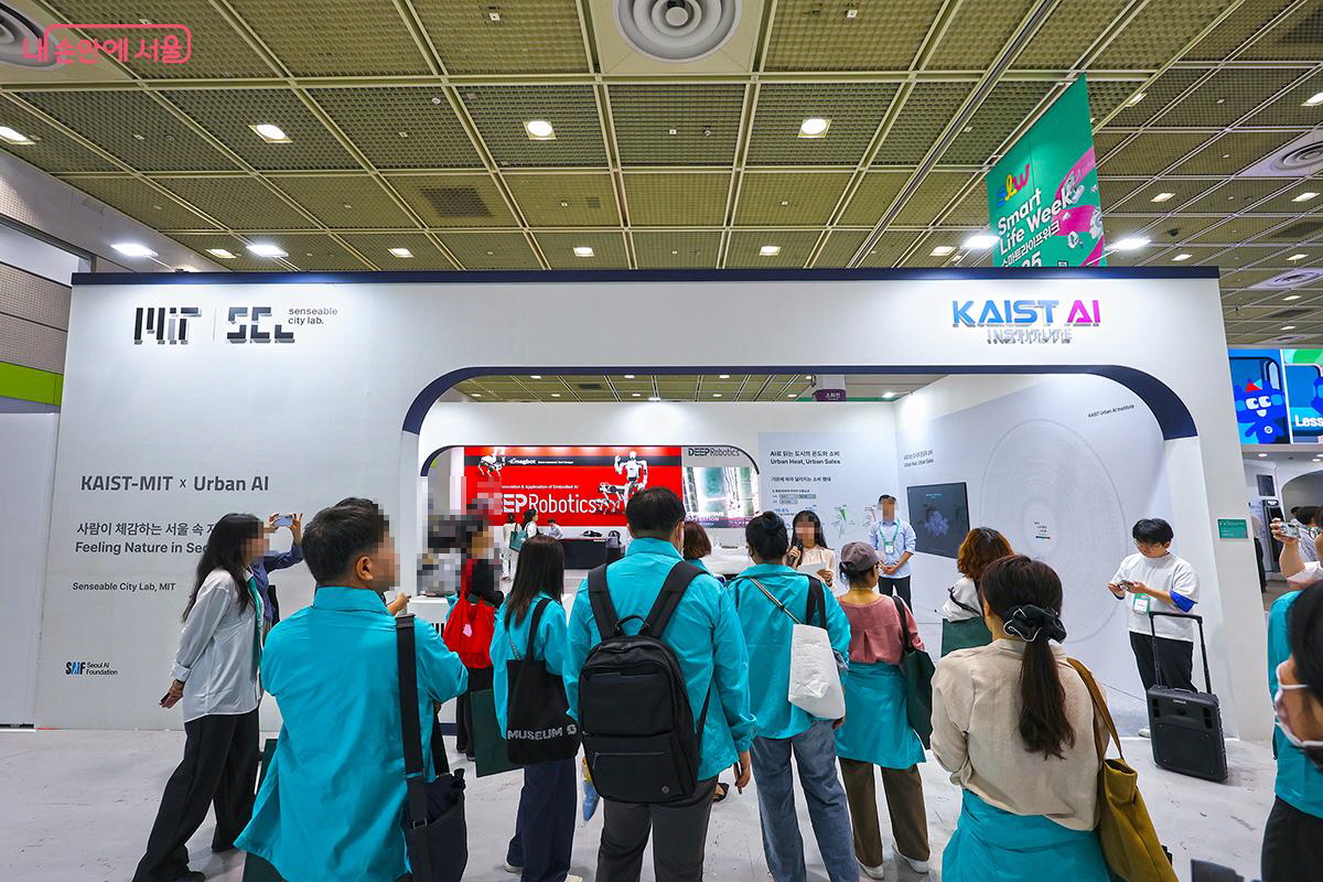 서울시민기자들이 참관한 가운데에 도슨트의 해설이 이어지고 있다. ©김주연