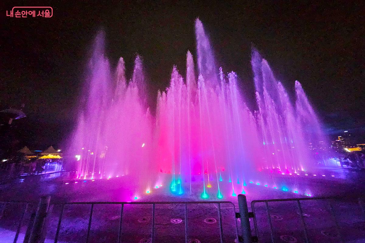 전자음악과 빛으로 한강의 흐름을 재해석한 박성민 작가의 작품 <소닉 오로라> ©이정민