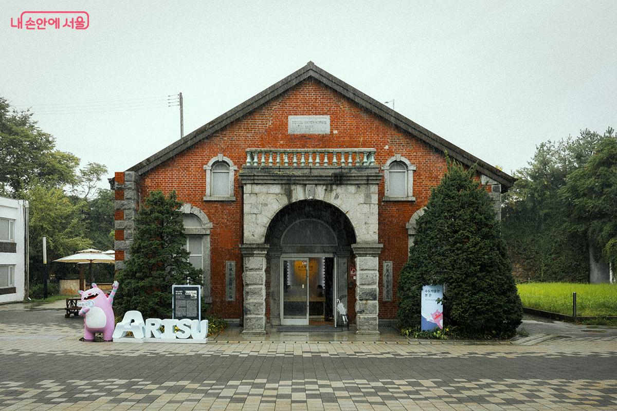 1908년 건립된 ‘뚝도수원지 제1정수장 송수펌프실’로 현재 전시 공간으로 사용 중이다. ©김아름