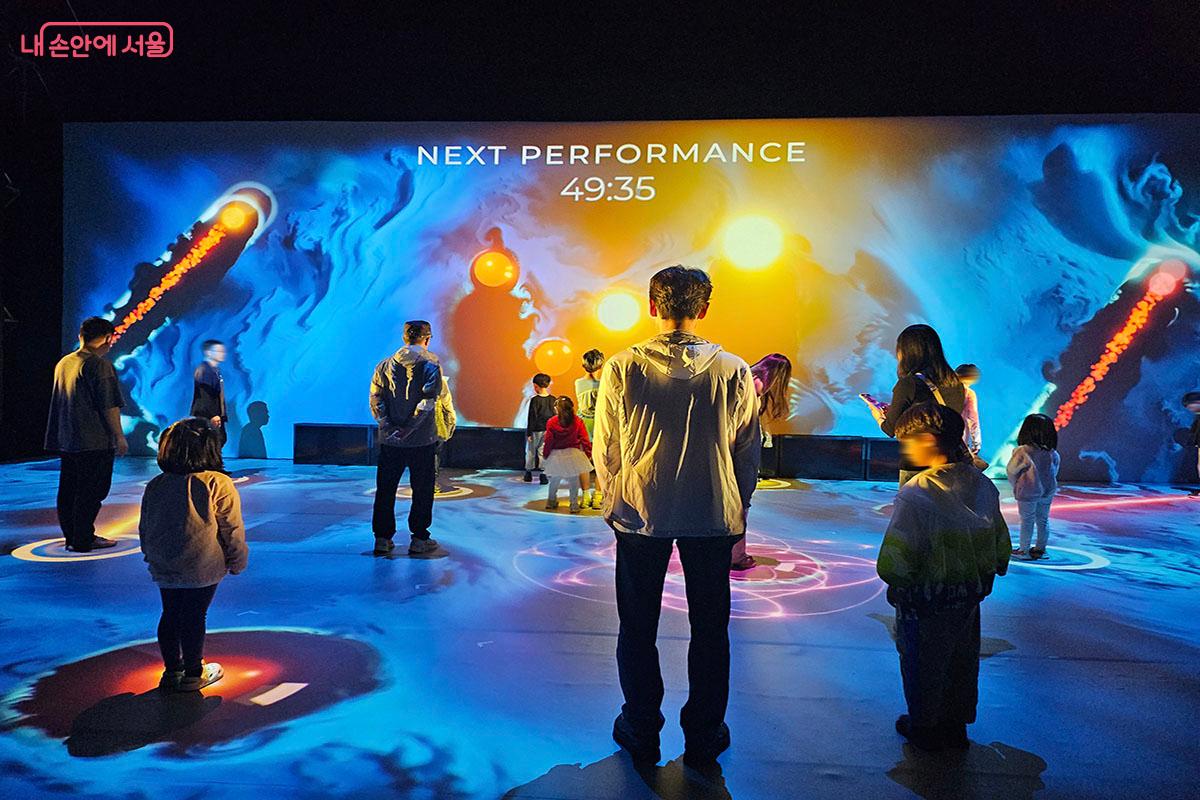 관객의 움직임으로 리듬과 빛을 만드는 비디오 파즈의 작품 <비트 온> ©이정민