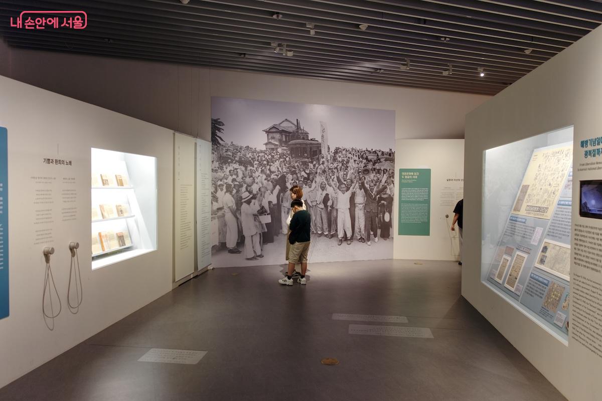 광복 이후 서울에서의 광복절 의미와 문화, 자료, 이슈 등을 폭넓게 전시하는 컨셉이다. ©임중빈