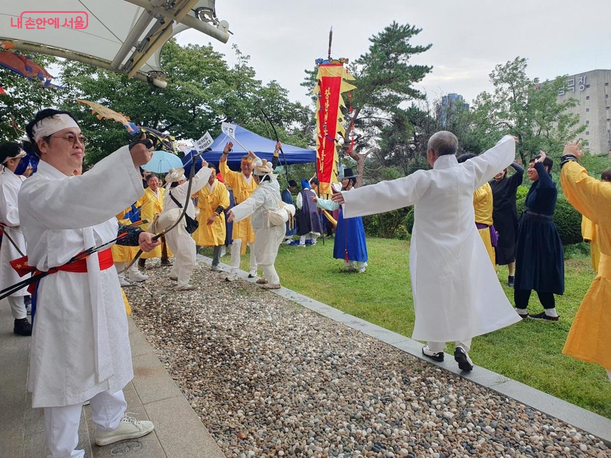 관중시 "지화자 지화자"를 외치며, 국궁인과 관객들이 함께 춤을 추며 놀이를 즐기는 모습 ©엄윤주