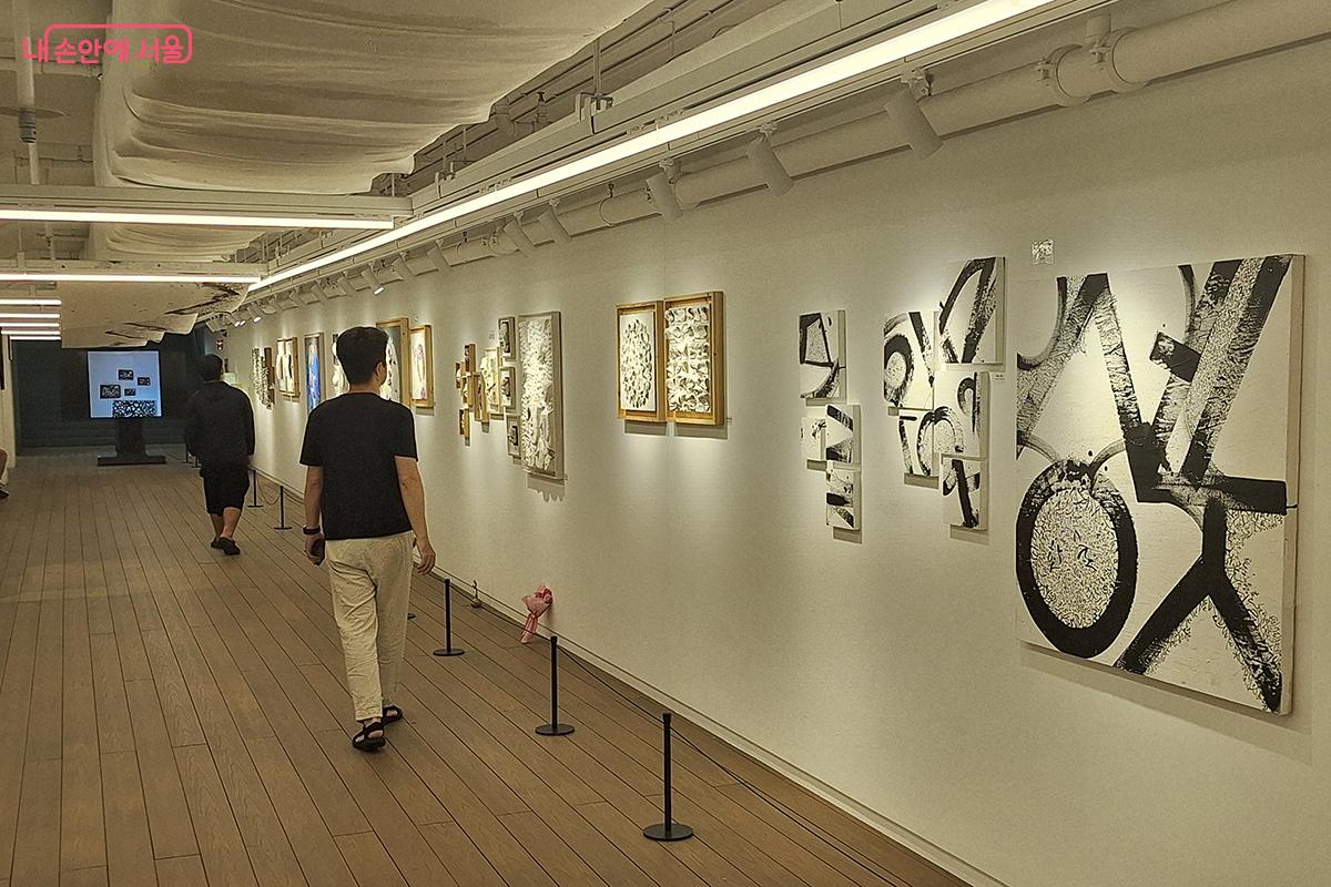 세종문화회관 지하 '세종이야기'에서 한글날 기념 캘리그래피 전시회가 열렸다. ©백승훈