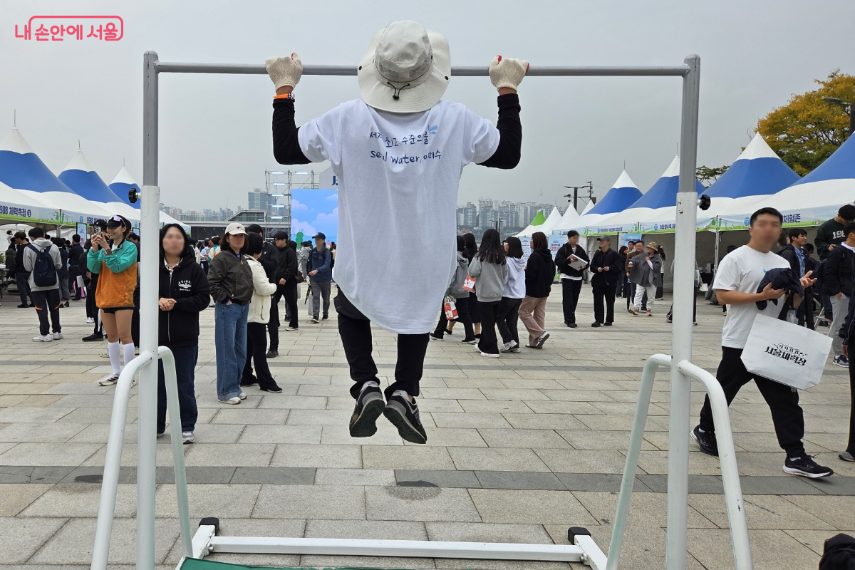 오르락 내리락 힘들어 내려오는 턱 걸이 난이도 최상? ©장미화