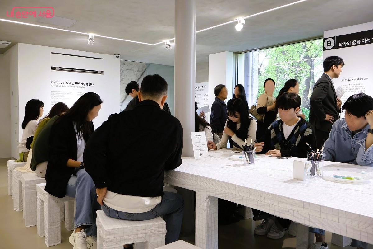 방문객이 직접 질문에 답하며 글을 시작해보는 체험 공간 ©이봉덕