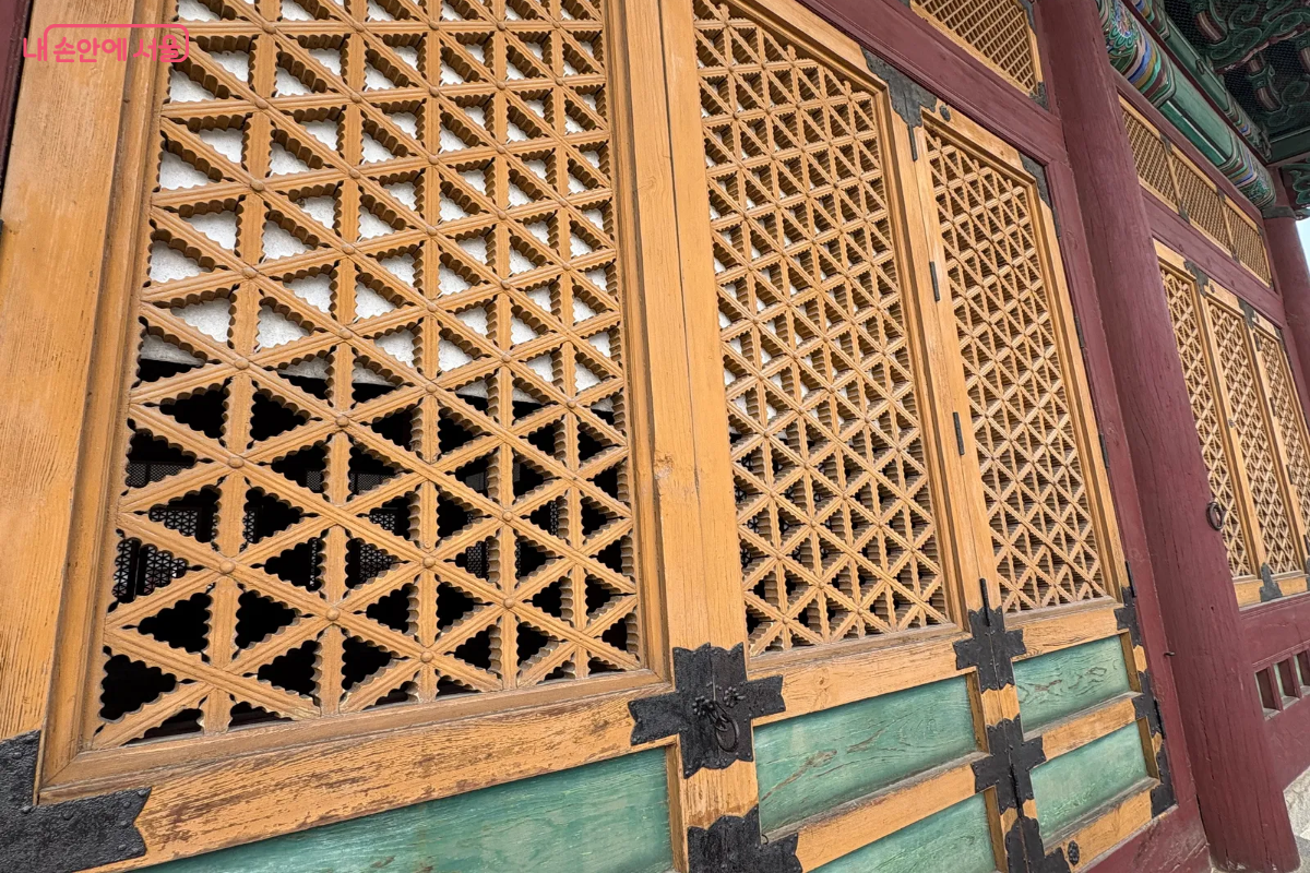 중화전의 황색 창틀의 모습 ©이혜린