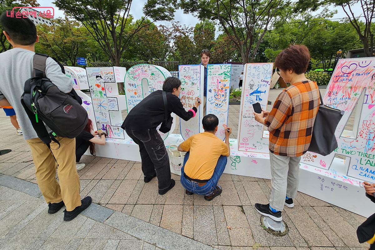 낯선 시민들과 나란히 색을 입히며 나눈 따뜻한 소통의 시간 ©이혜숙