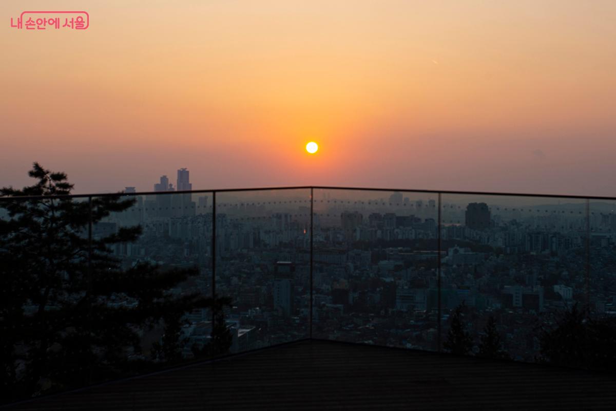 넓은 쉼터 데크는 시민들이 여유롭게 앉아 야경을 감상할 수 있는 공간이다. &copy;황재천